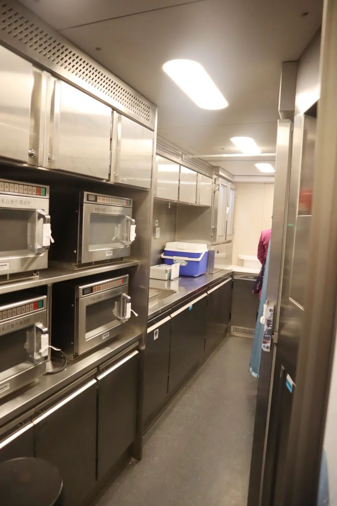 高铁上这些锁住的门你知道是什么吗