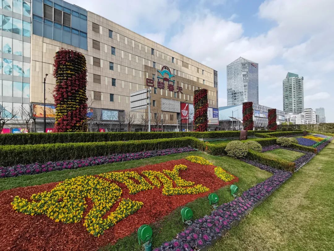 进行花样设计而今年的造型更添加了细节与心意"冬季能选的草花比较少