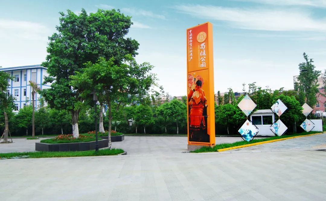 蜀绣公园里,语丝锦,铺地锦,浣花锦,民族锦,彩晕锦……那魔幻般的光彩