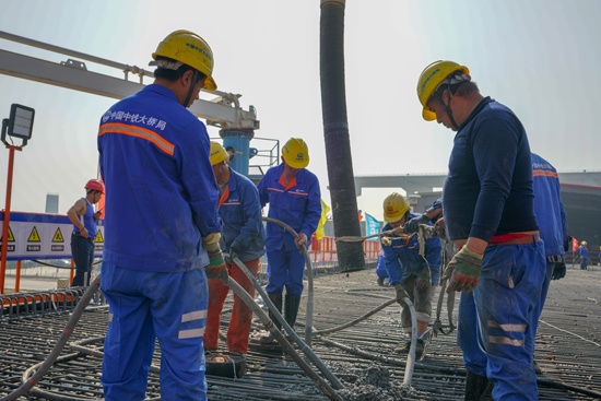 廣東深中通道首榀60米混凝土箱梁澆築成功