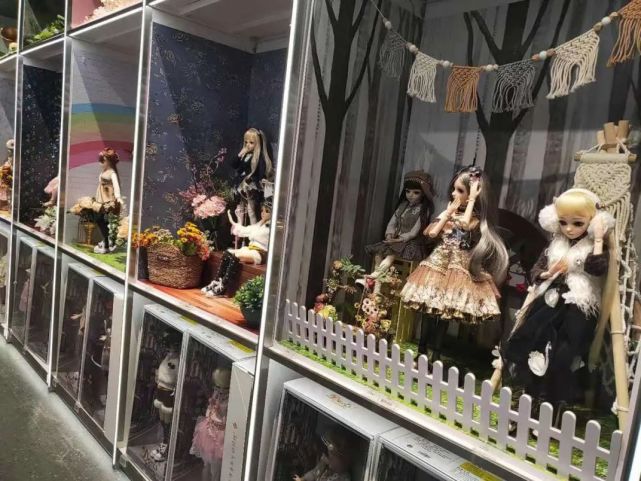 KK集团潮玩店X11:联名手办火热,背后是年轻人情绪投射