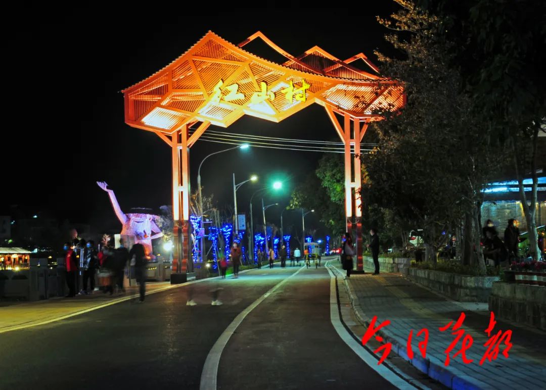 亮灯了花都红山村夜景大片美如画