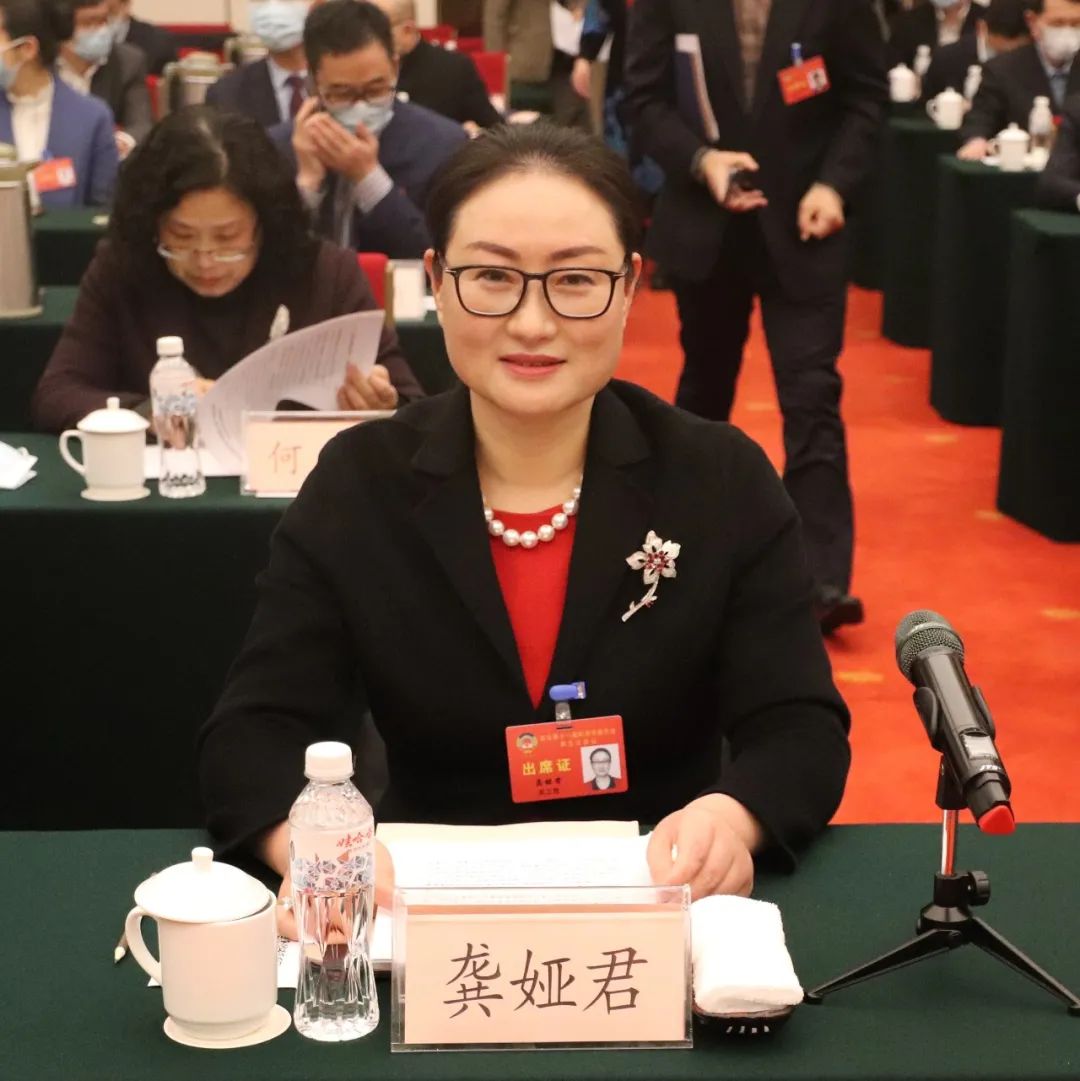 市政协常委黄伟源,委员龚娅君在"建设宜居城市"联组