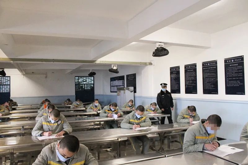 成都未管所组织罪犯"三课"期末考试
