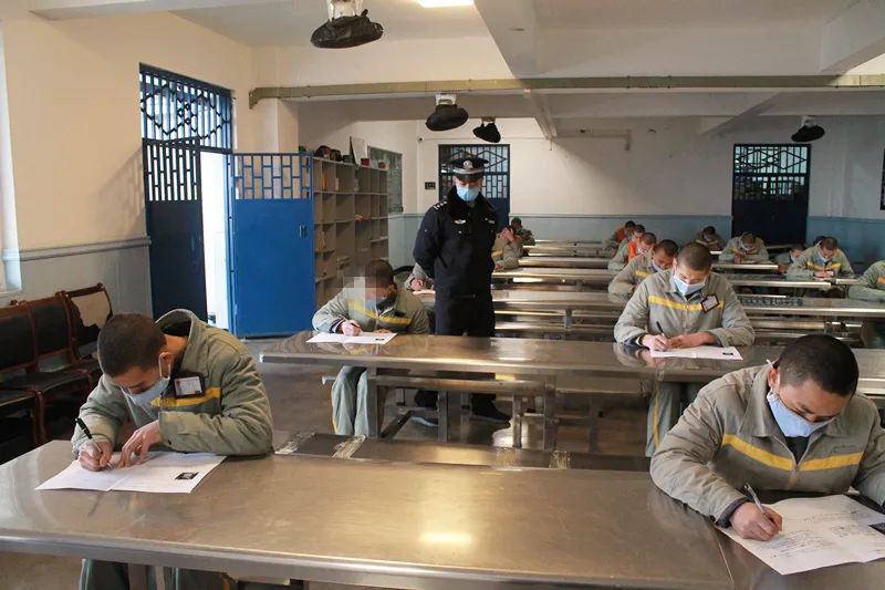 成都未管所组织罪犯"三课"期末考试