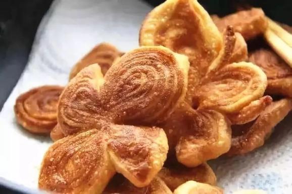 油果麻叶子有三种口味:黑色芝麻,糖稀和橘子制作的 ;用花生,糖稀和