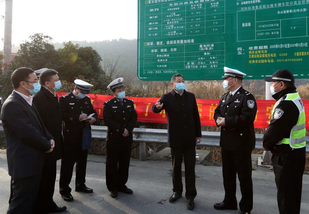 许明检查道路交通安全及春运安保工作