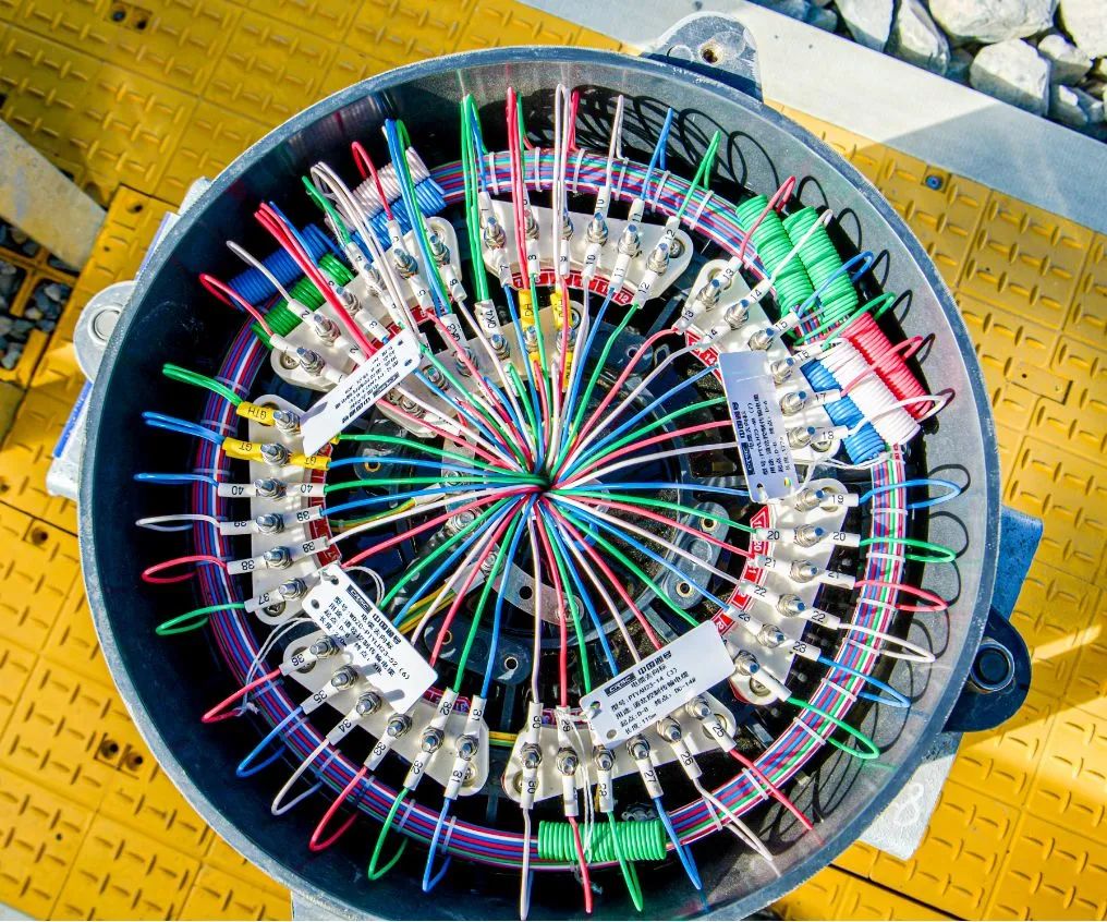 方向盒配线信息专业创新点:改进尾纤固定方式机房采用尾纤固定夹代替