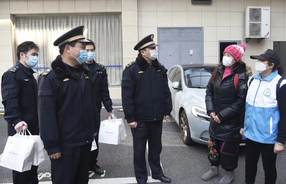 执法疫线浦东城管陆家嘴中队开启防疫执法融合模式助力春节前环境综合
