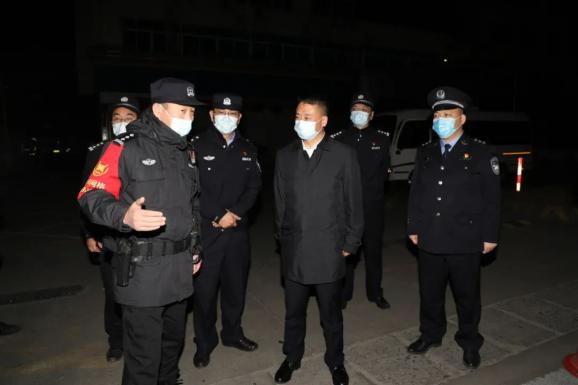 "有多少警力在现场进行检查?