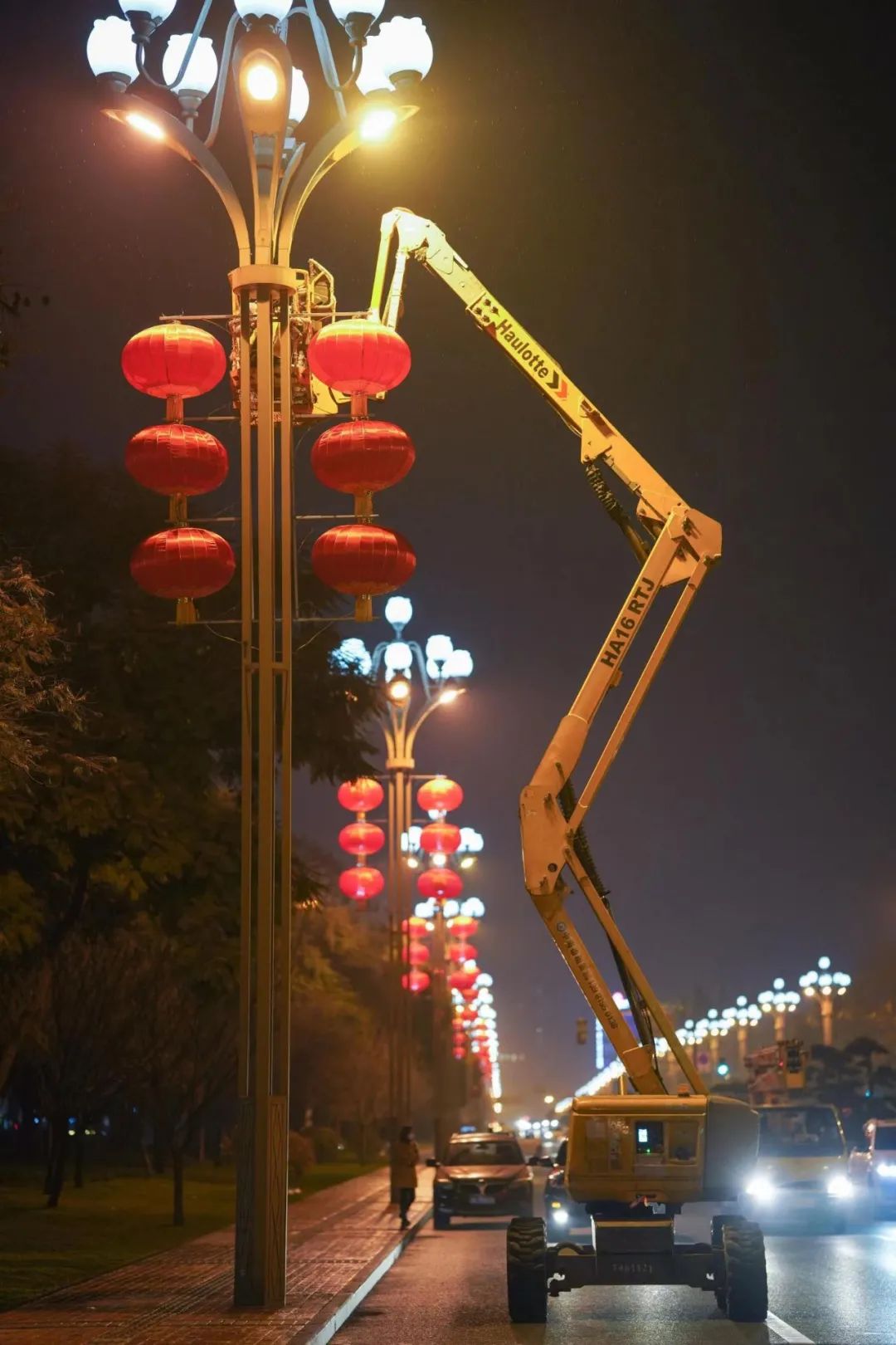 成都市"5 2"中心城区重点路段,重要场所周边会悬挂亮灯灯笼,中国结,如