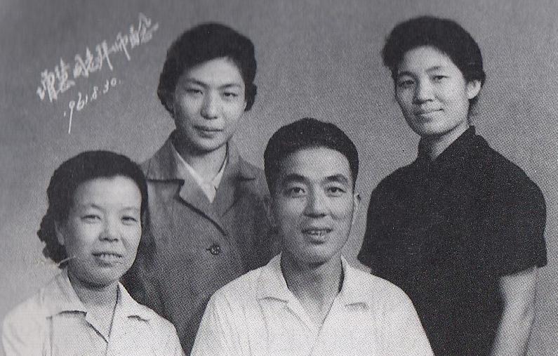 1961年拜单弦艺术家石慧儒为师.