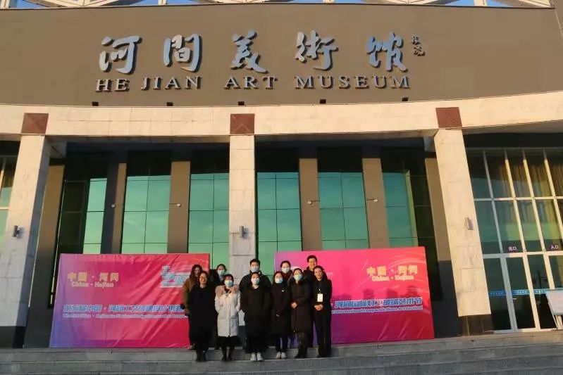 河间法院组织干警到河间市美术馆参第五届中国河间工艺玻璃设计创新