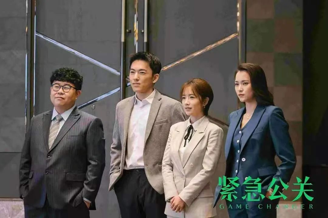 他们就把这条街扎住,剧组花钱在确保安全的前提下,让群众演员摘掉口罩