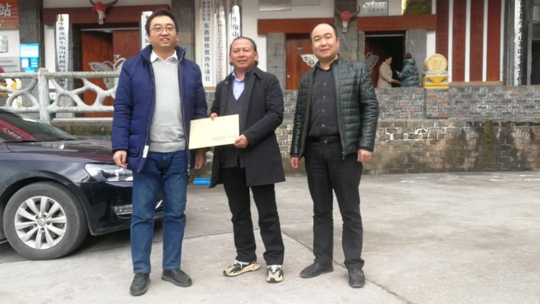 【资讯】李智伟向全国,省人大代表呈送省法院 《工作报告》