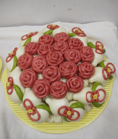 张俊玲展示自己做好的花糕 □记者 淑娅 艳粉 2月