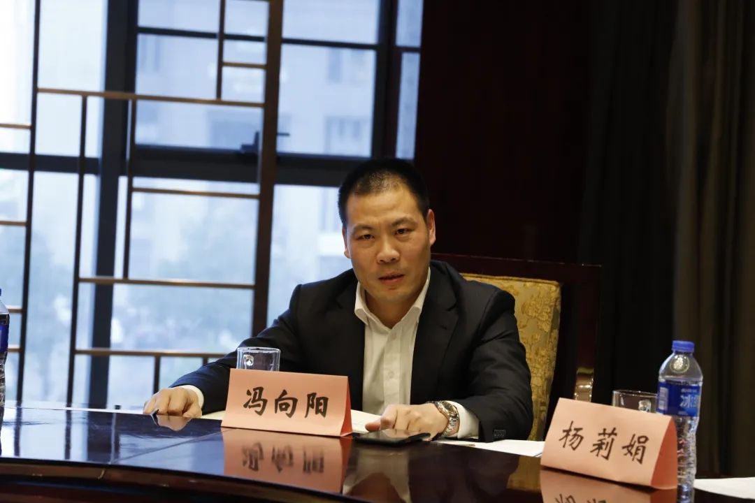 "人大代表冯向阳表示,他将在日常工作中带动身边人学习报告,同时搭建