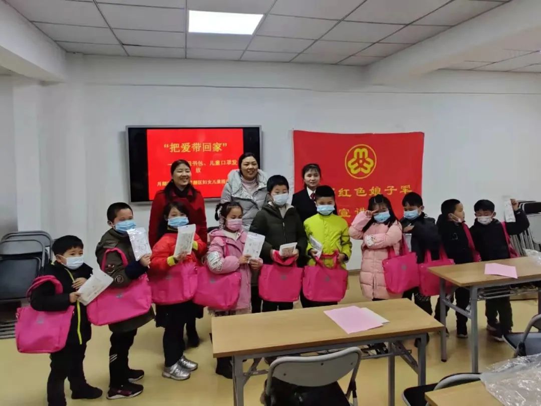 开展的一项关爱儿童服务活动,通过开展以"送家风故事","送家教服务","