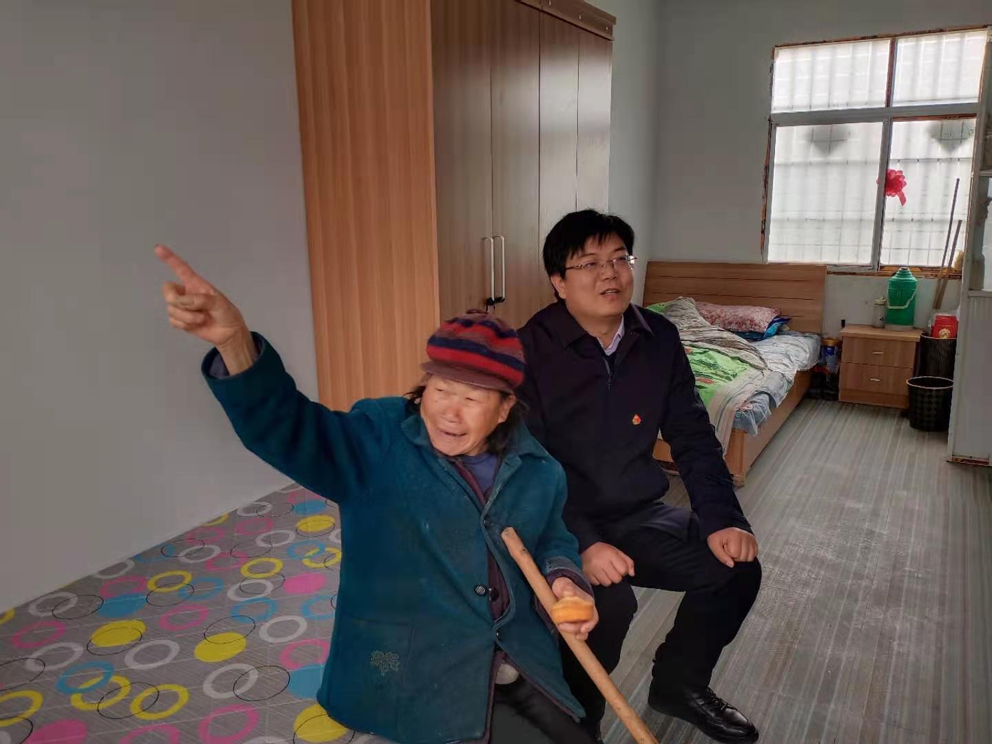 唐河县龙潭镇春节慰问送祝福幸福生活比蜜甜