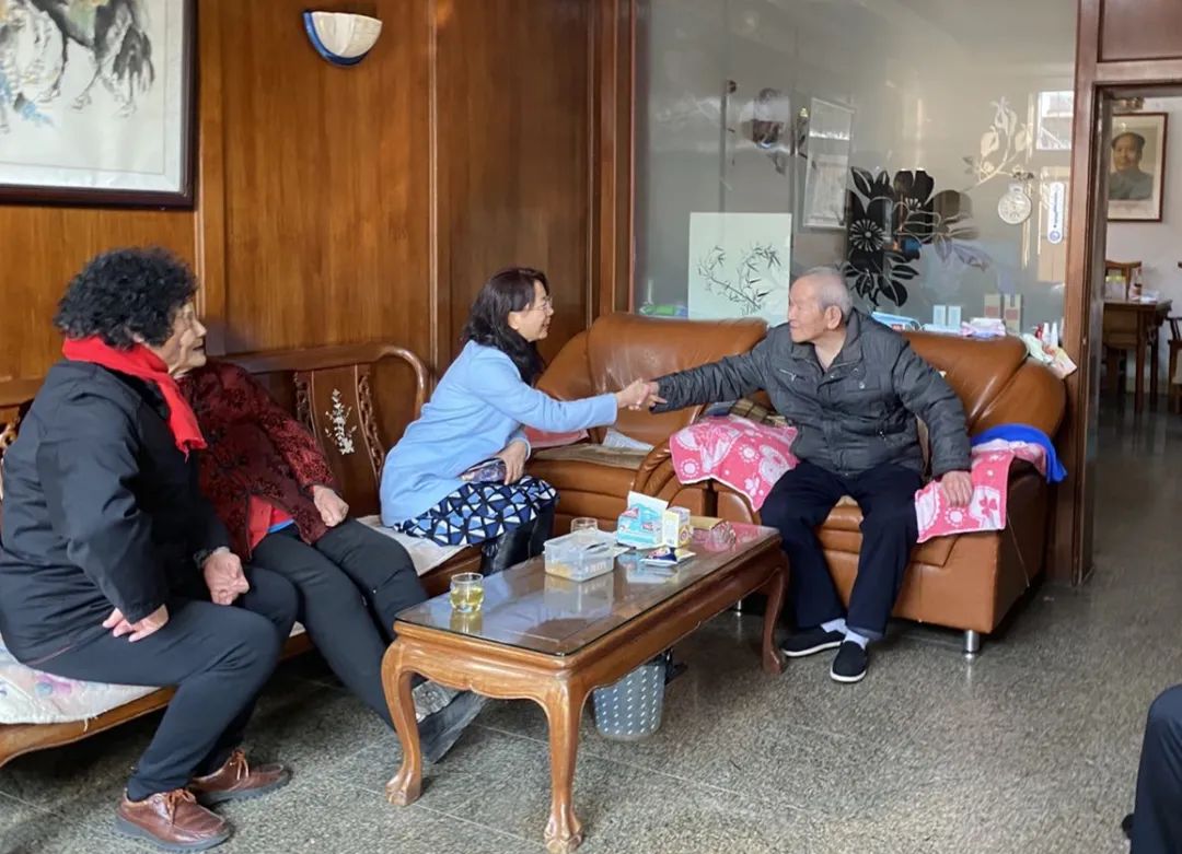 毕惠岩院长都与退休老干部们促膝而谈,详细询问他们的身体和生活状况