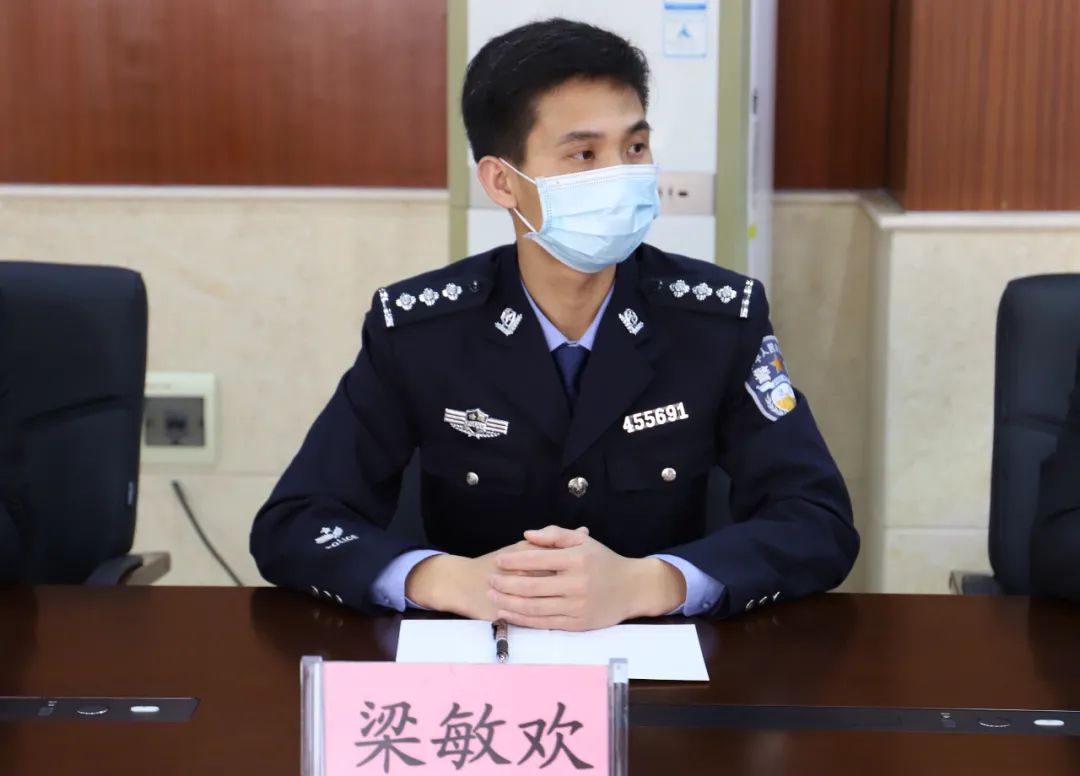 平南县人大常委会主任梁军慰问县法院优秀干警