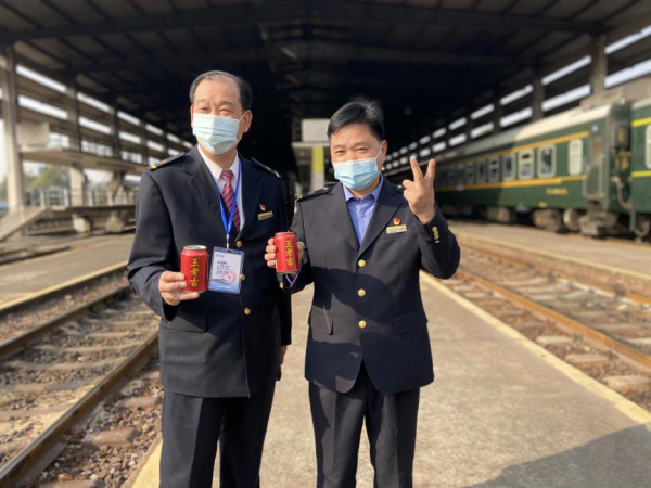 闪闪党徽胸前佩广州局集团有限公司广州客运段春节在岗不停歇