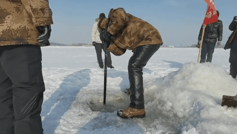 9点半 6名勘测队队员在松花江畔集合 组装测流仪器,往江面上搬运工具