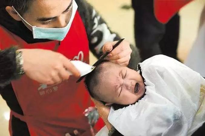 "有钱没钱,剃头过年",北方人总是会在小年前后理发沐浴,为新年做好