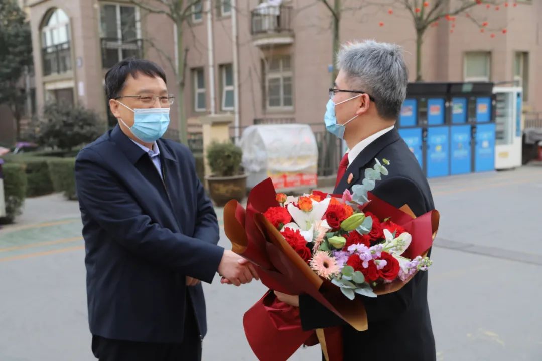 新春慰问送关怀02岁寒情深暖人心鹤壁市委常委政法委书记唐献泰看望