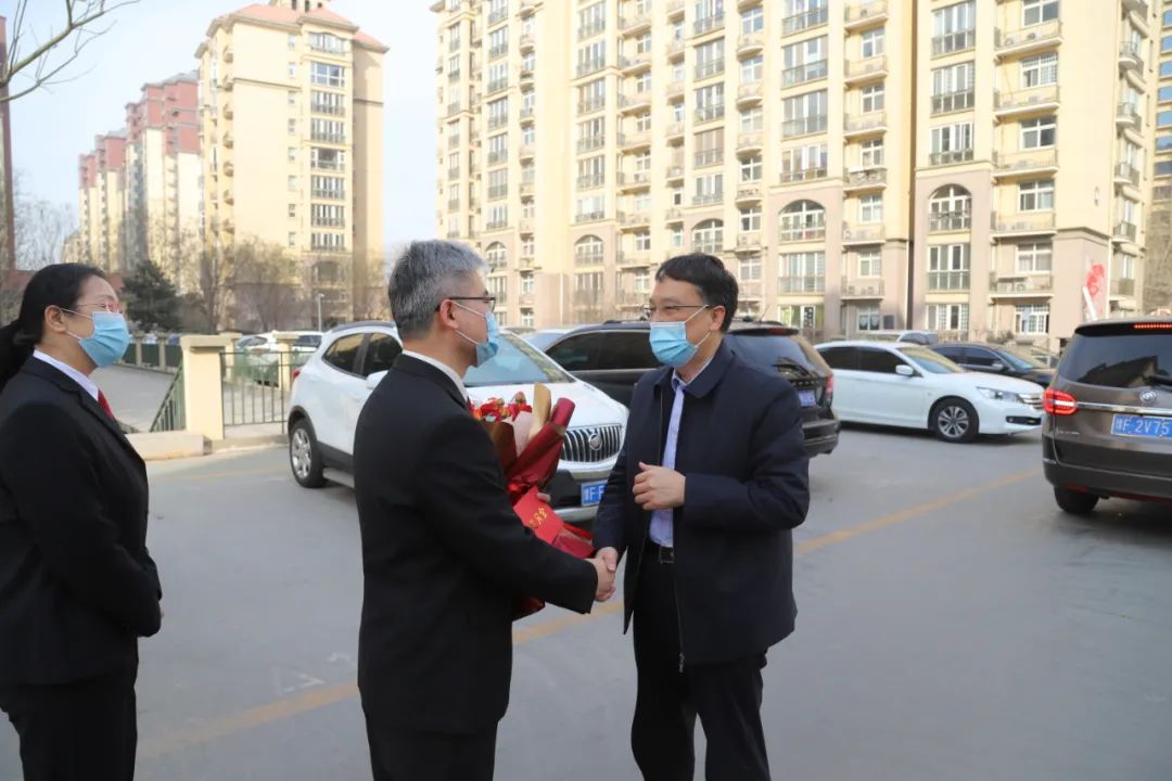 新春慰问送关怀02岁寒情深暖人心鹤壁市委常委政法委书记唐献泰看望
