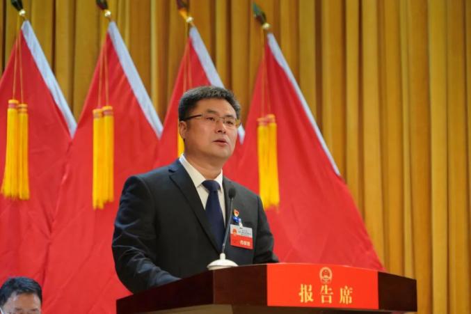 县长贾瑞生在作政府工作报告回顾五年来的风雨历程时,动情致谢"每一位