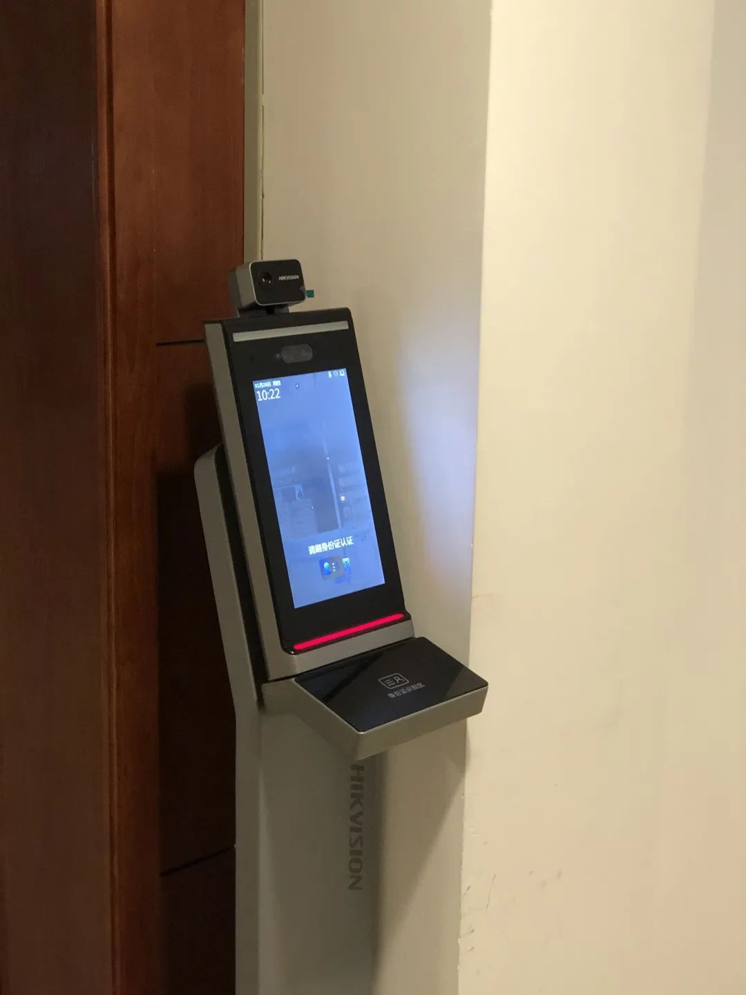 更准更快更安全!人脸识别测温一体机正式"上岗"