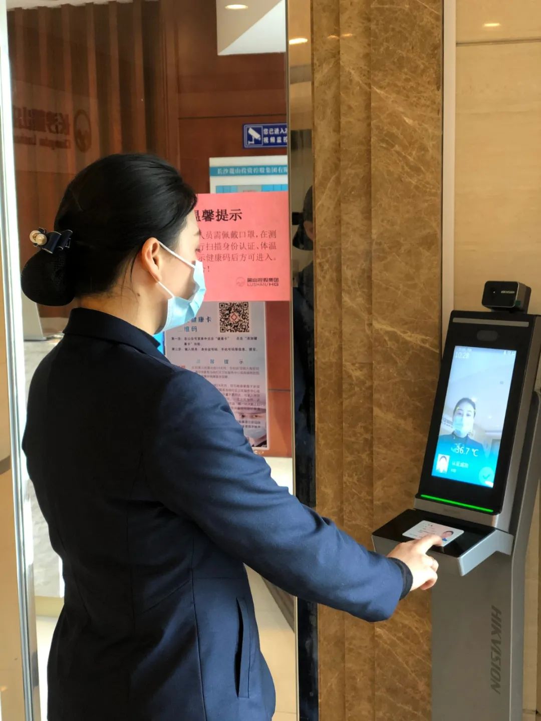 更准更快更安全人脸识别测温一体机正式上岗
