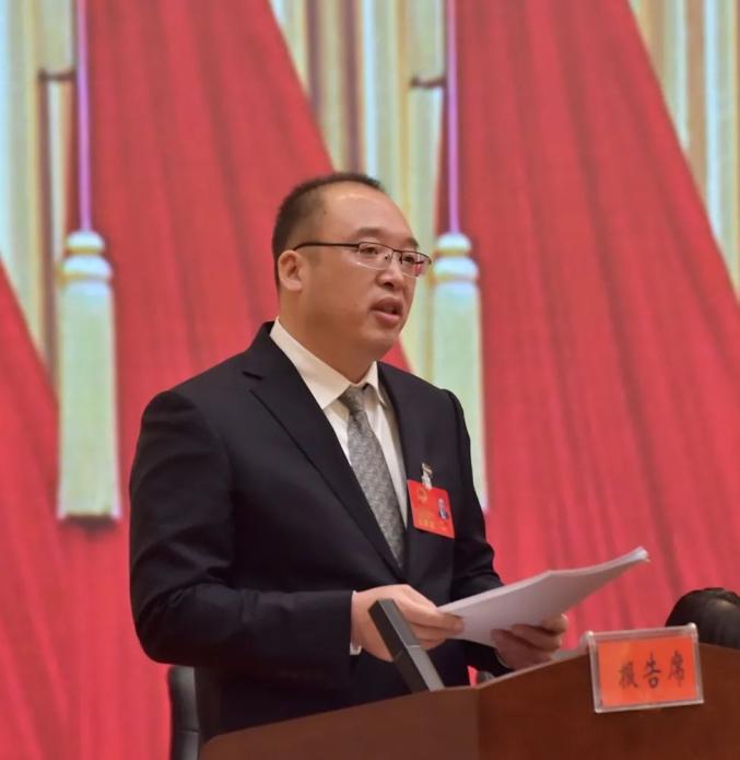 张壮田作政府工作报告 记者 牛若飞 摄天朗气清迎盛事,强势开局谱新篇