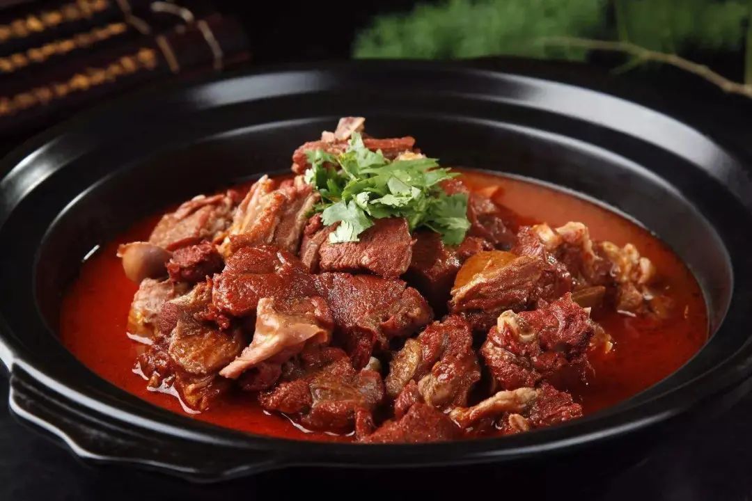 米饭,水饺汤:乌鸡菌菇汤酒水:饮料,水果除夕晚餐红焖羊肉,红烧牛肉