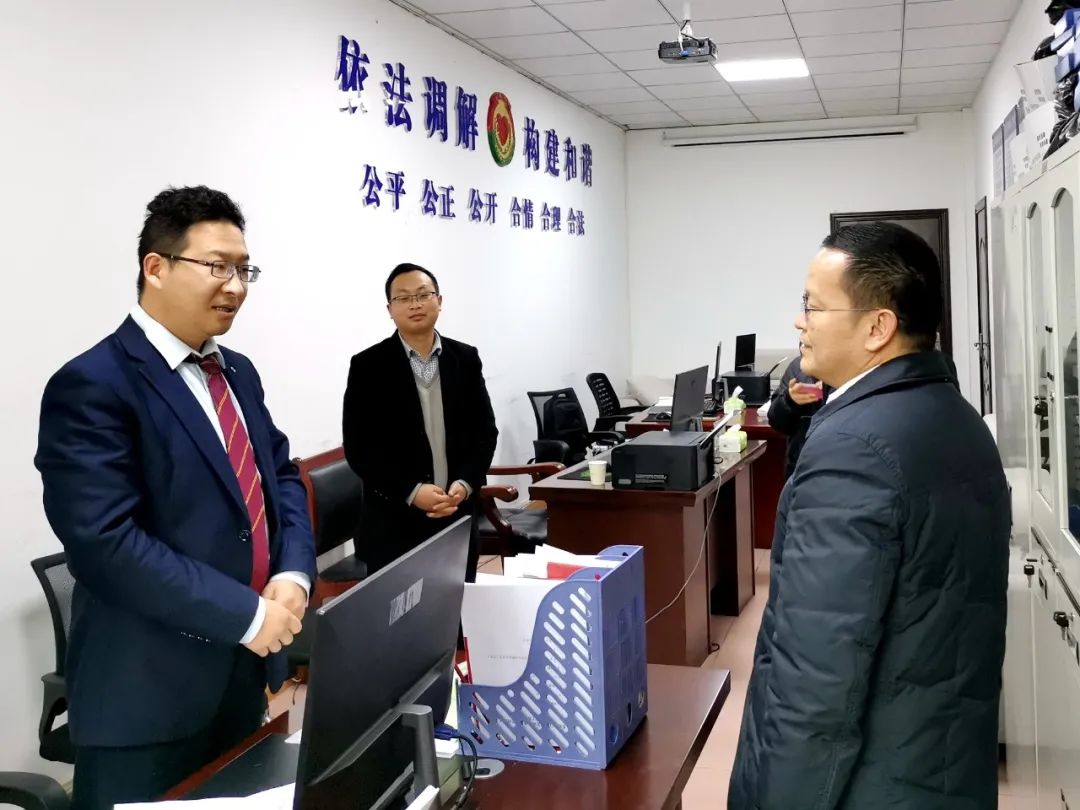 在修文县司法局,张涛与闻