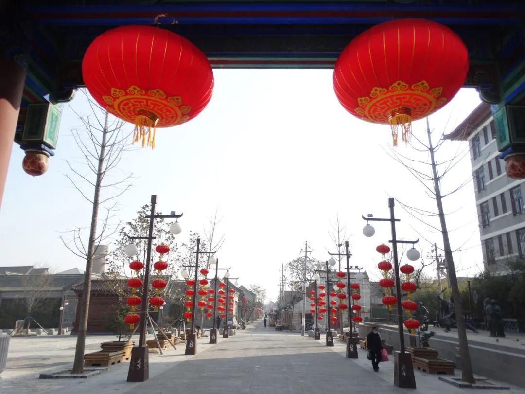 快看开封古城墙两座城门楼上挂了啥?