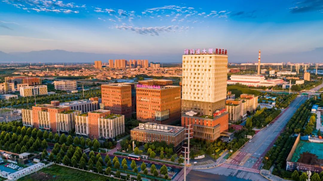 双翼冲天逆风扬