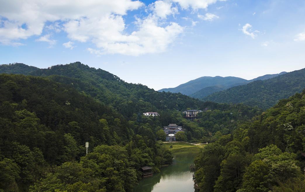 湾里地处南昌城西北部的西山山脉中段,境内梅岭风景区主峰洗药湖海拔