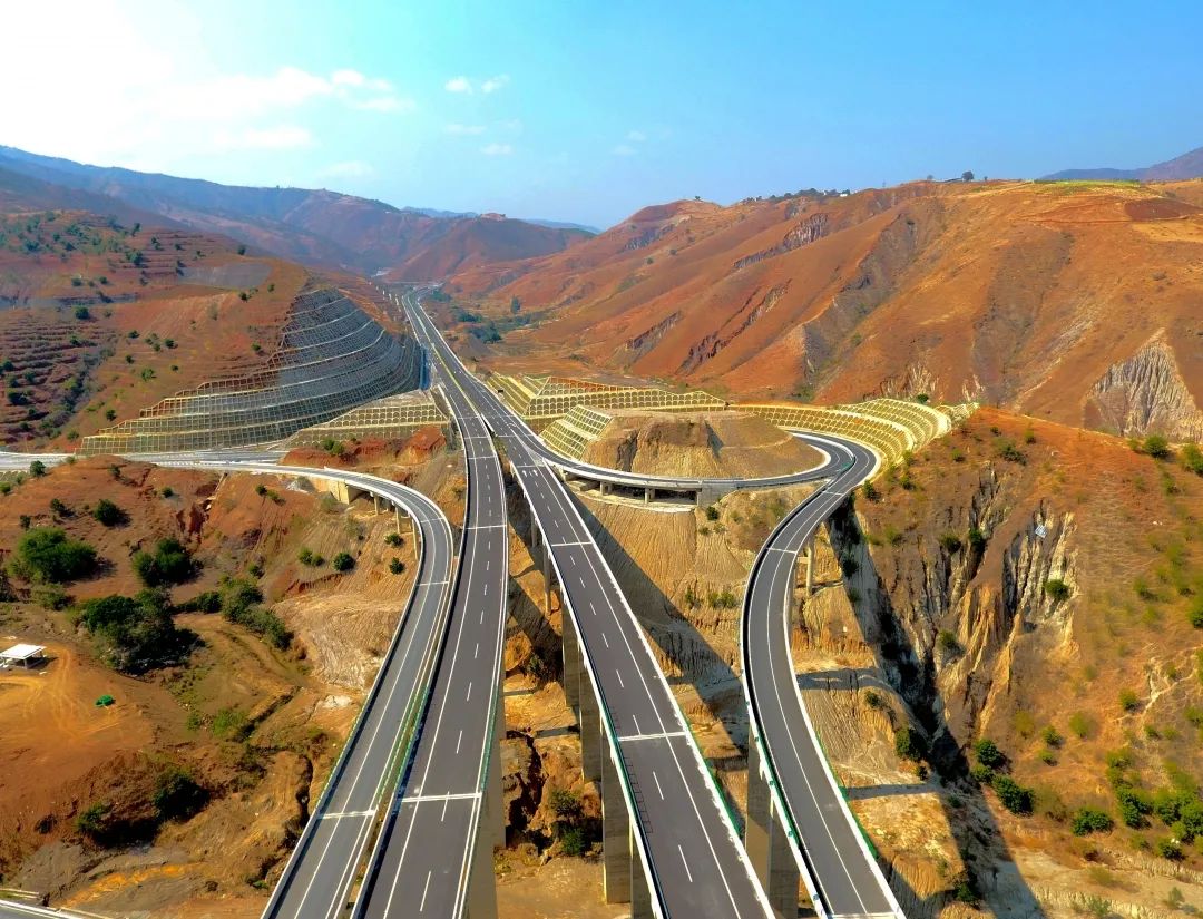 南昏河与红河交汇处,终点至红河州个旧市蔓耗镇与开河高速公路相交处
