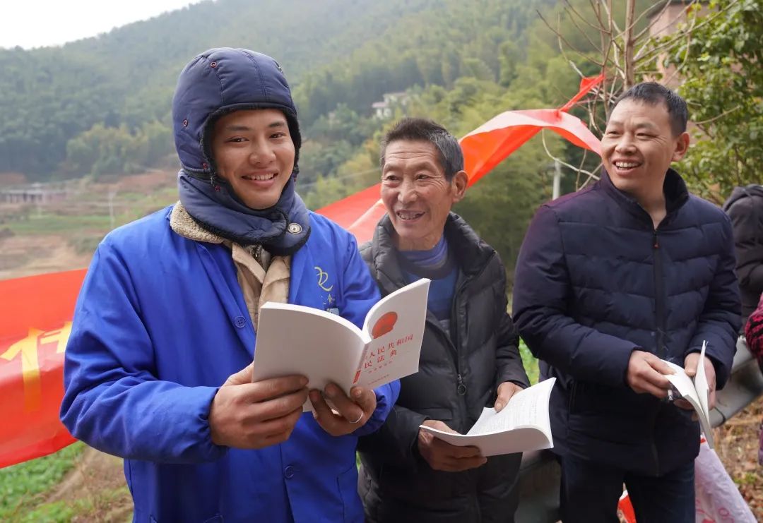 衡阳县人民法院组织党员干警下乡开展活动