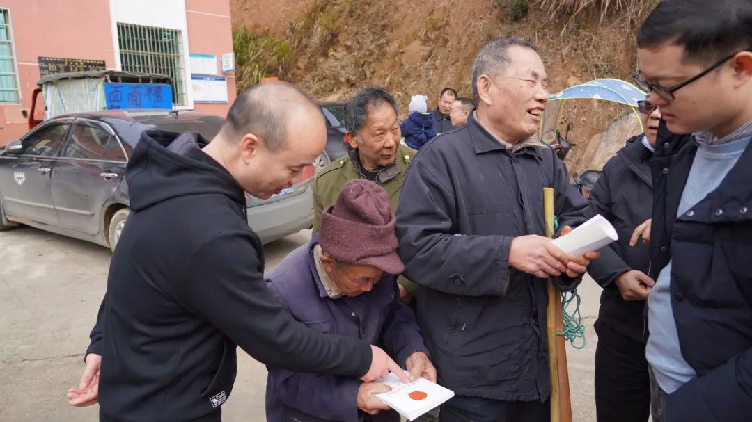 衡阳县人民法院组织党员干警下乡开展活动