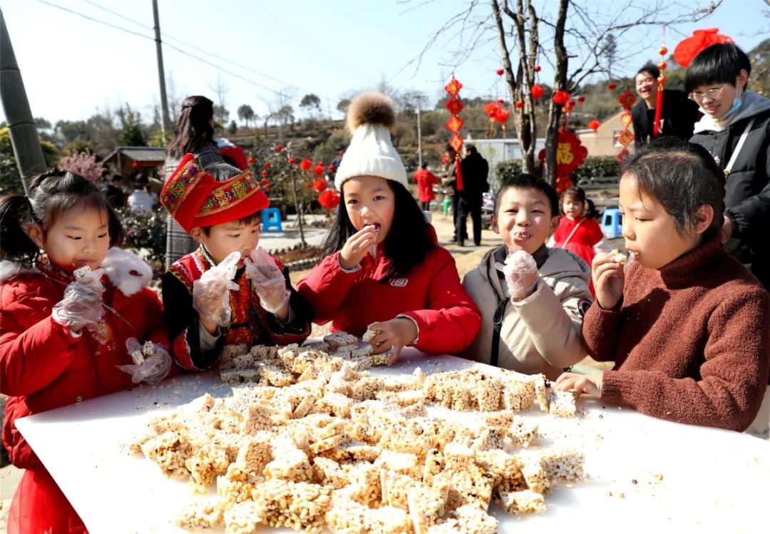 了一份"本地年味文化大餐"——做米胖糖,让孩子们体验本地过年习俗