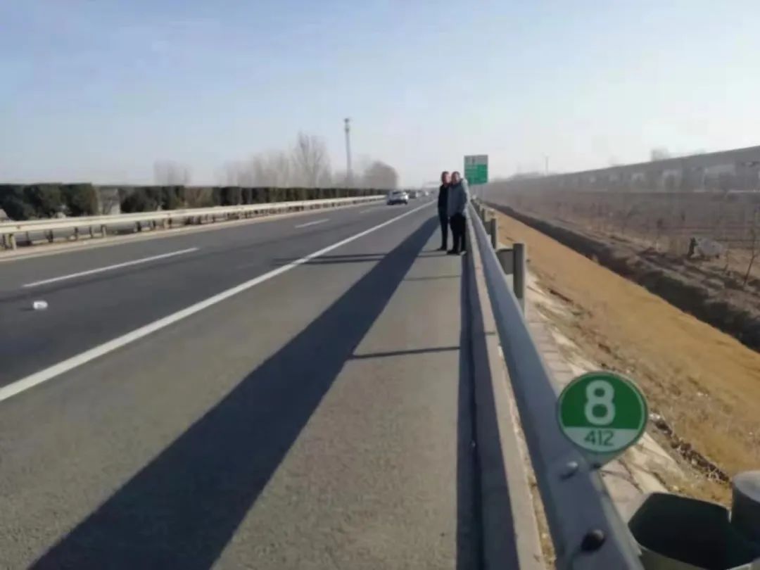 菏泽高速交警支队指挥中心接到报警称,在g1511日兰高速412km 800m处