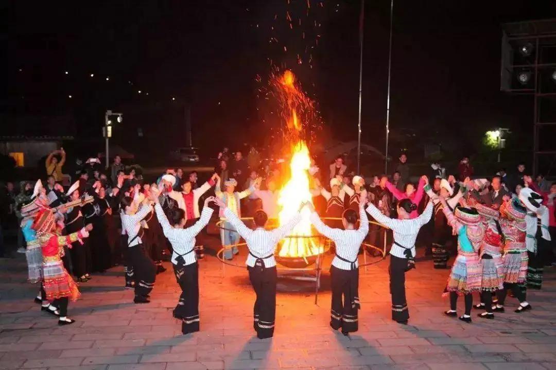 围绕篝火起舞19:00特色民族篝火晚会(含整体服装造型拍摄)等儿童摄影