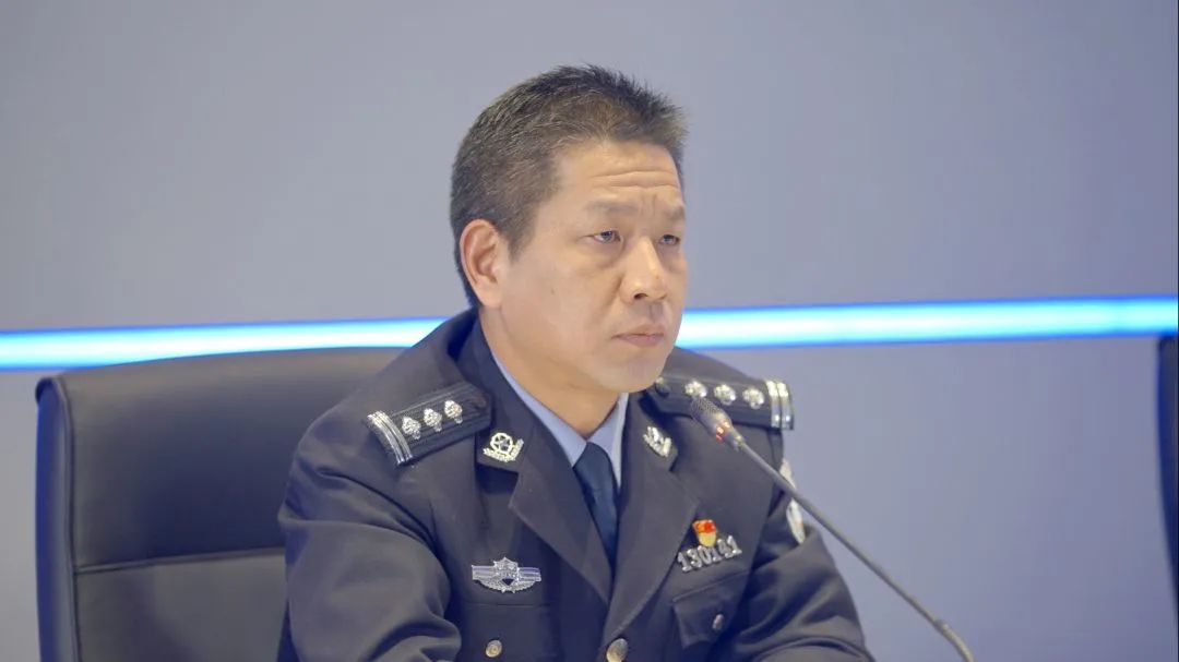 在实际工作,徐同凯总是抢在先,干在前,把困难和危险留给自己.