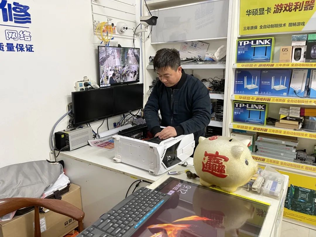 身边的好人一位不务正业的电脑维修店老板