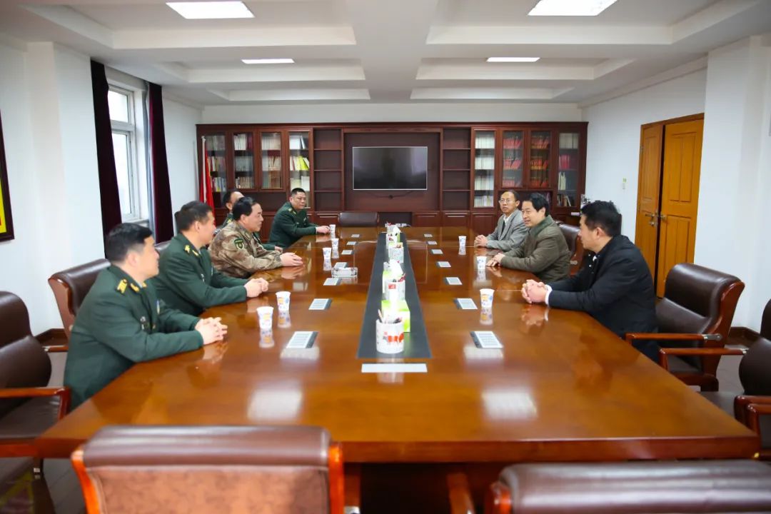 亳州中院到武警亳州支队亳州军分区慰问部队官兵