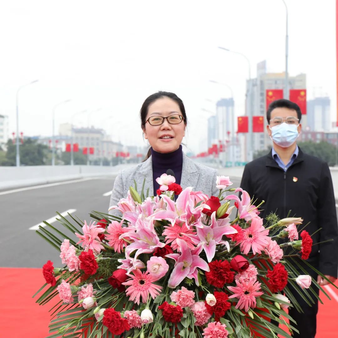 康庄大道绕荷城幸福连心民生路广西贵港高架环路顺利通车