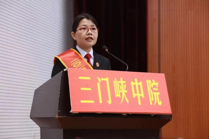 市中院审管办主任孙凤云,陕州区法院任娟娟,卢氏县法院王彬作为先进